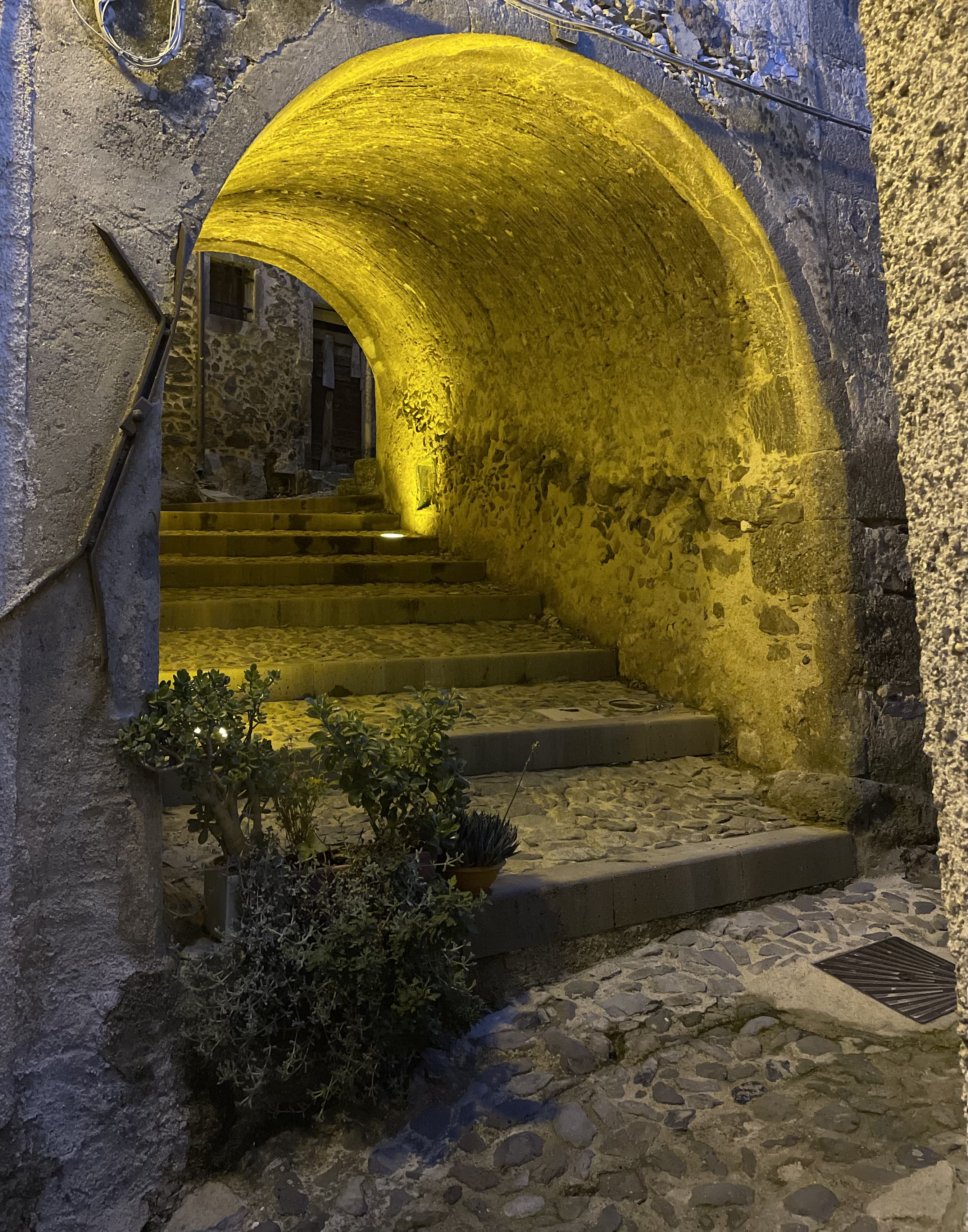 Antico passaggio ad arco illuminato nel centro storico