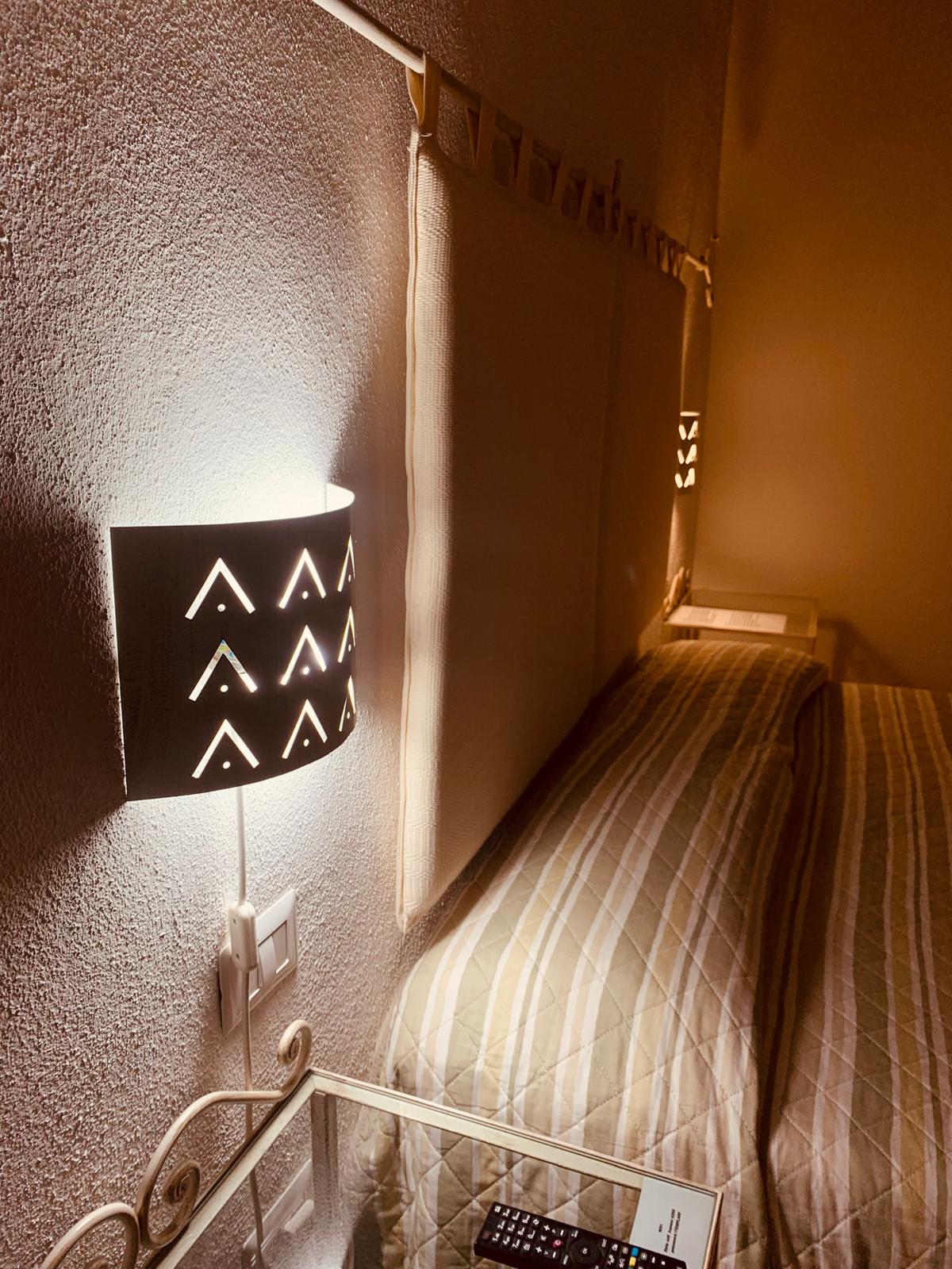 Dettaglio della lampada nella Camera 102