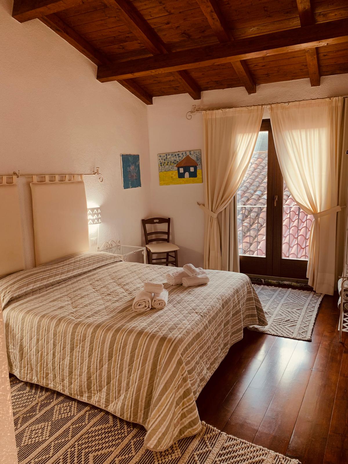 Letto matrimoniale della Camera 103