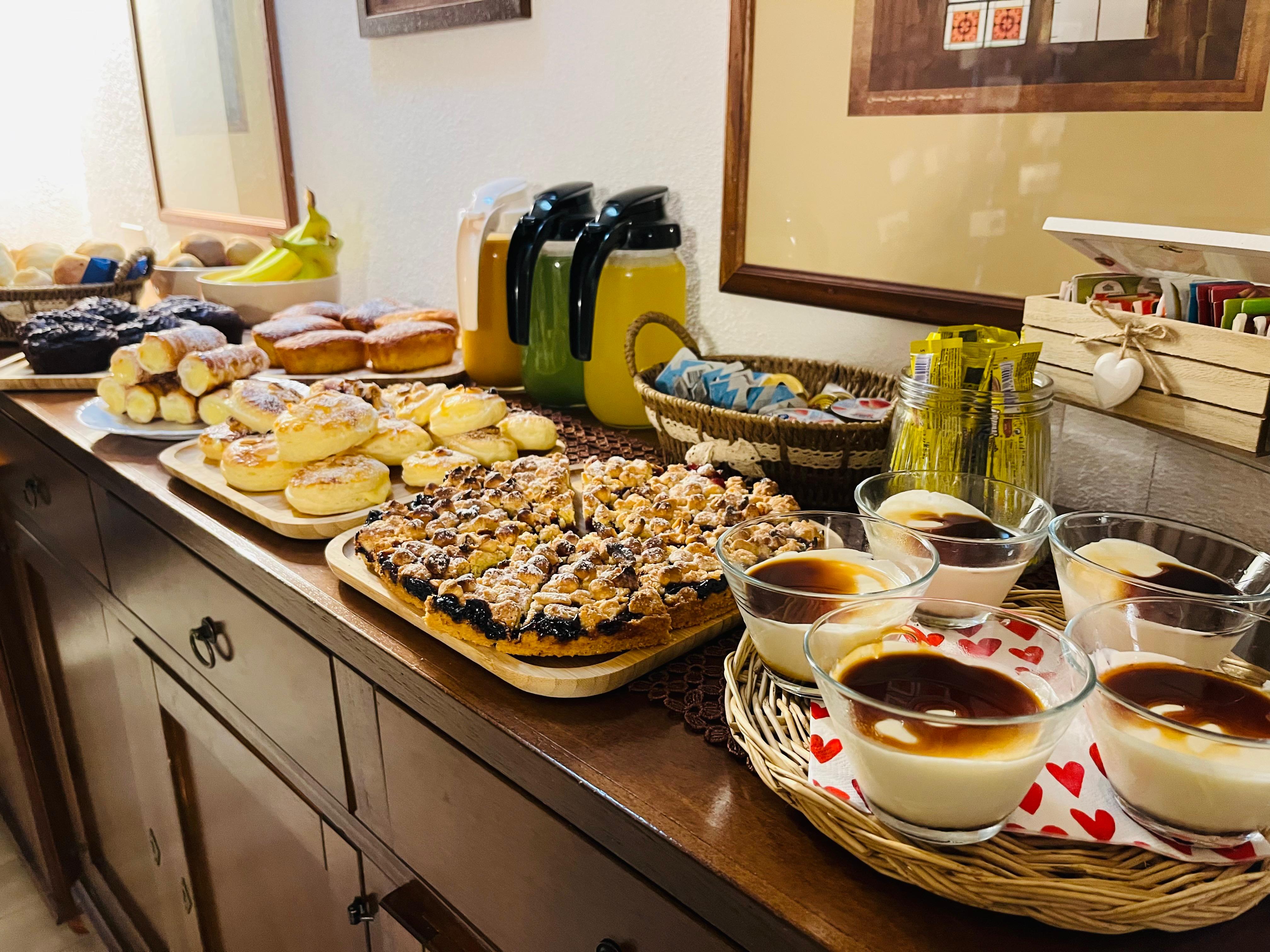 Buffet della colazione con torte, dolci e yogurt preparati in casa