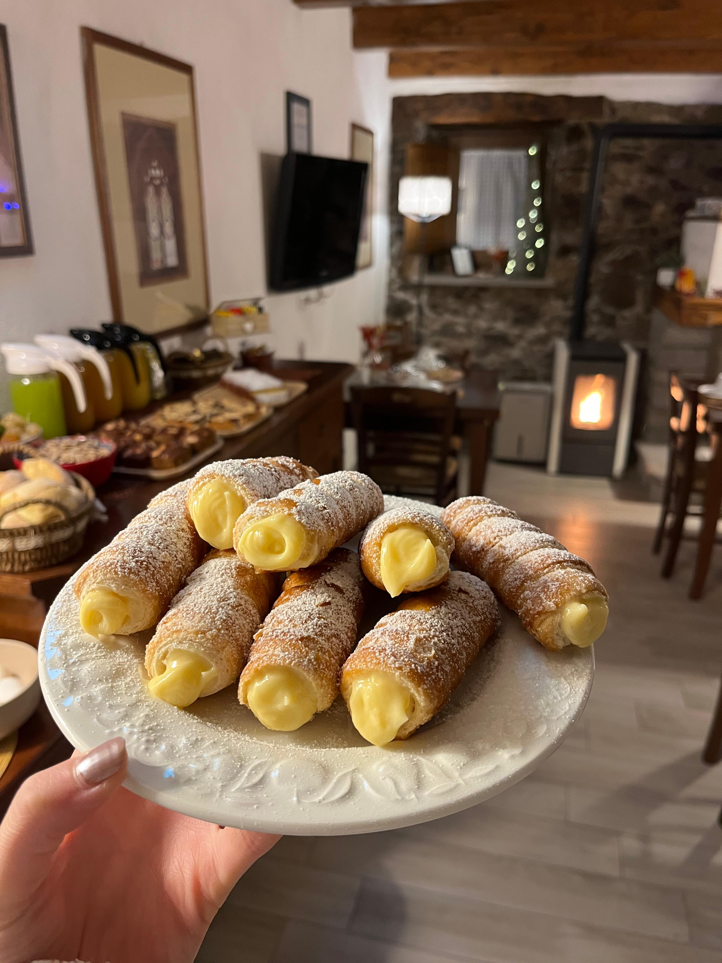 Dolci con crema preparati in casa per la colazione