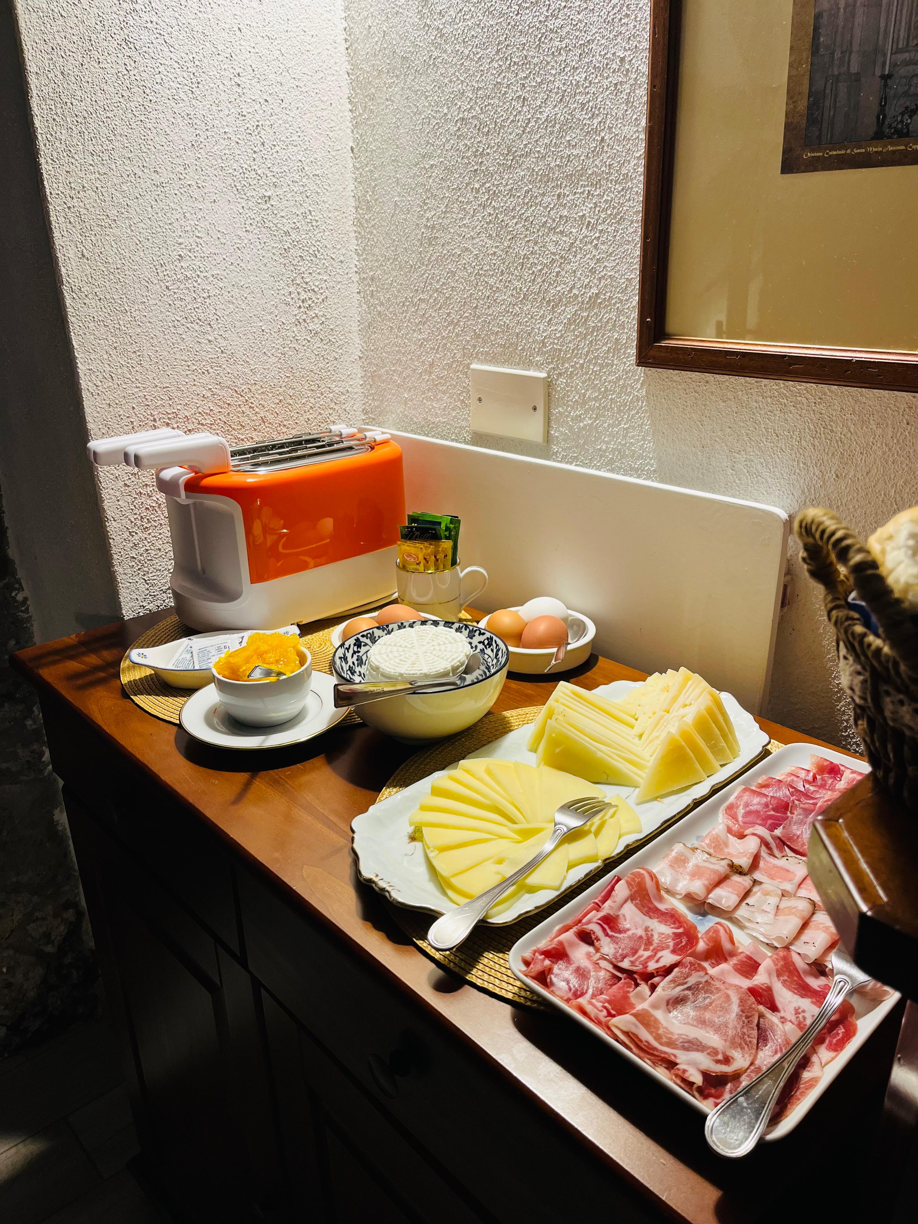 Formaggi, ricotta e salumi locali serviti a colazione