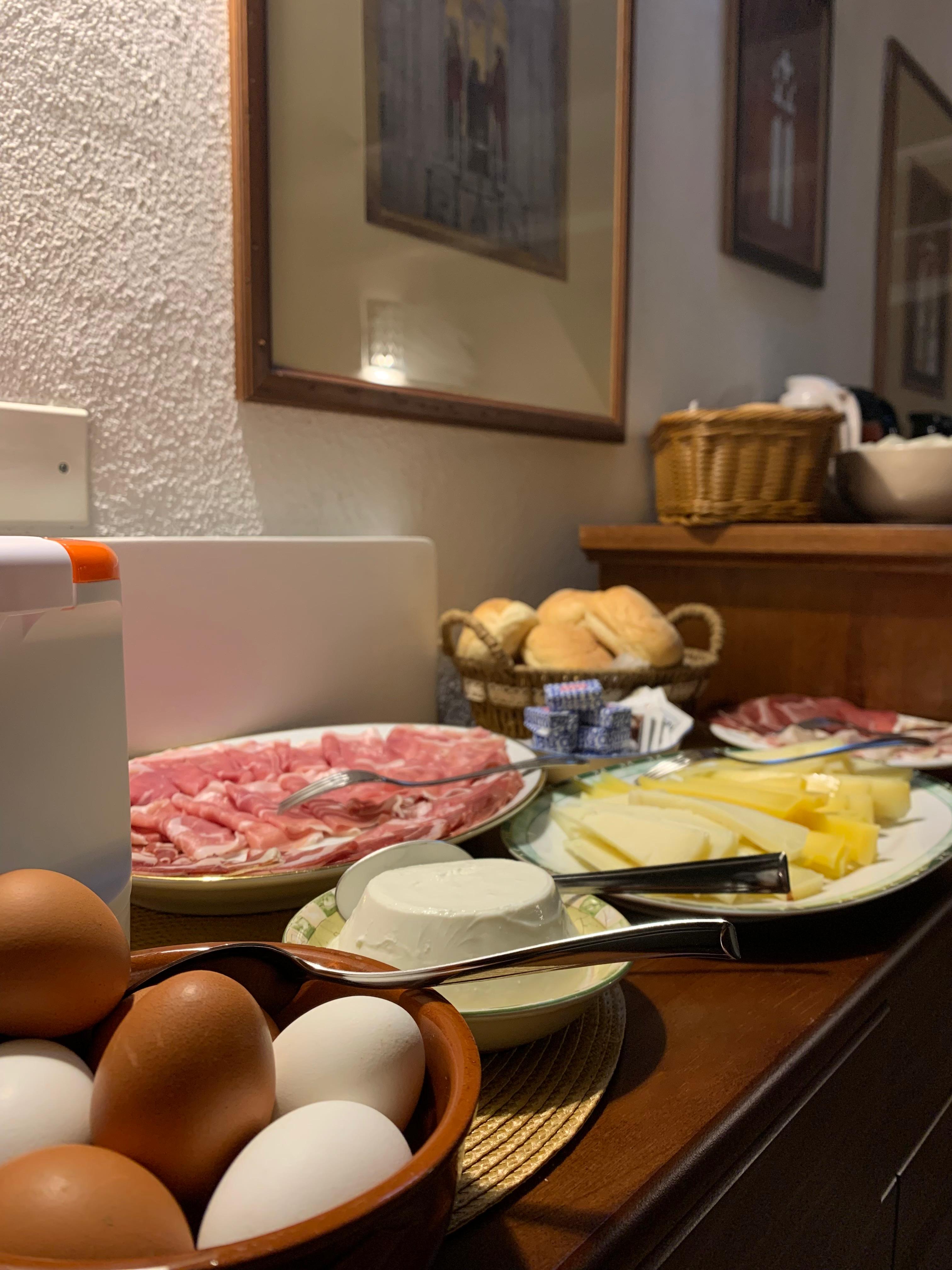 Tagliere con formaggi, ricotta e salumi del territorio