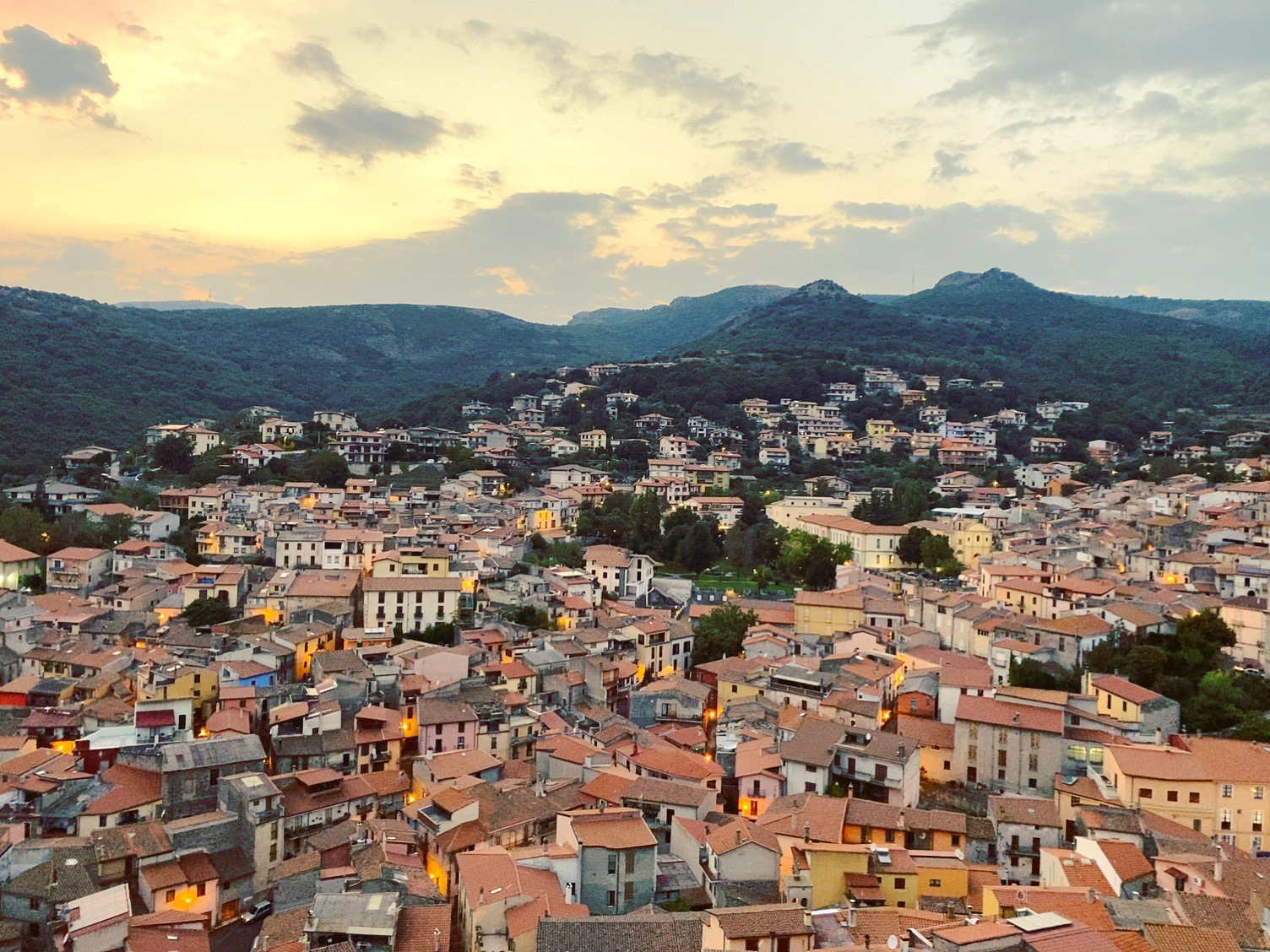 Panorama diurno di Santu Lussurgiu e del Montiferru