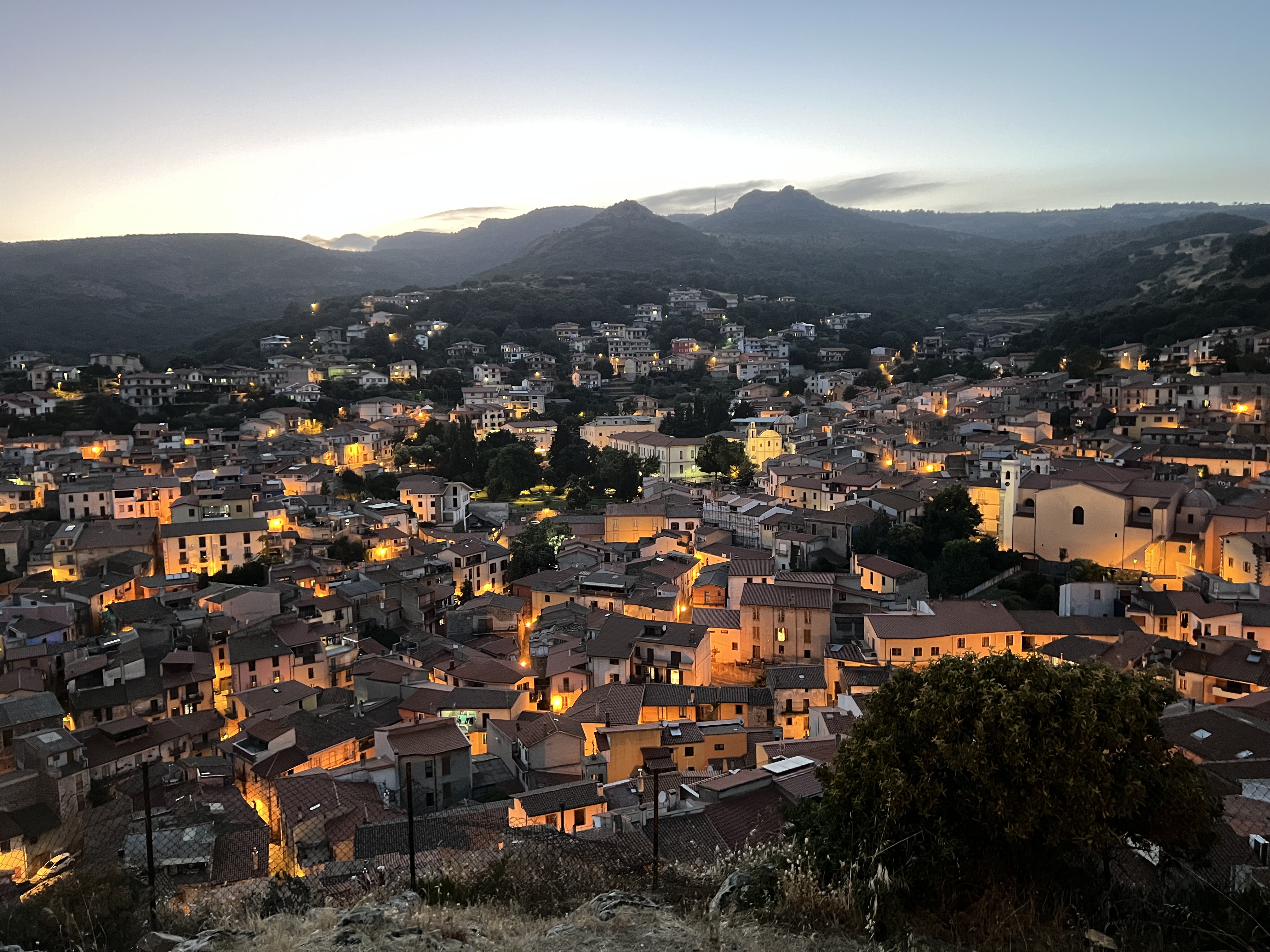 Panorama serale di Santu Lussurgiu ai piedi del Montiferru