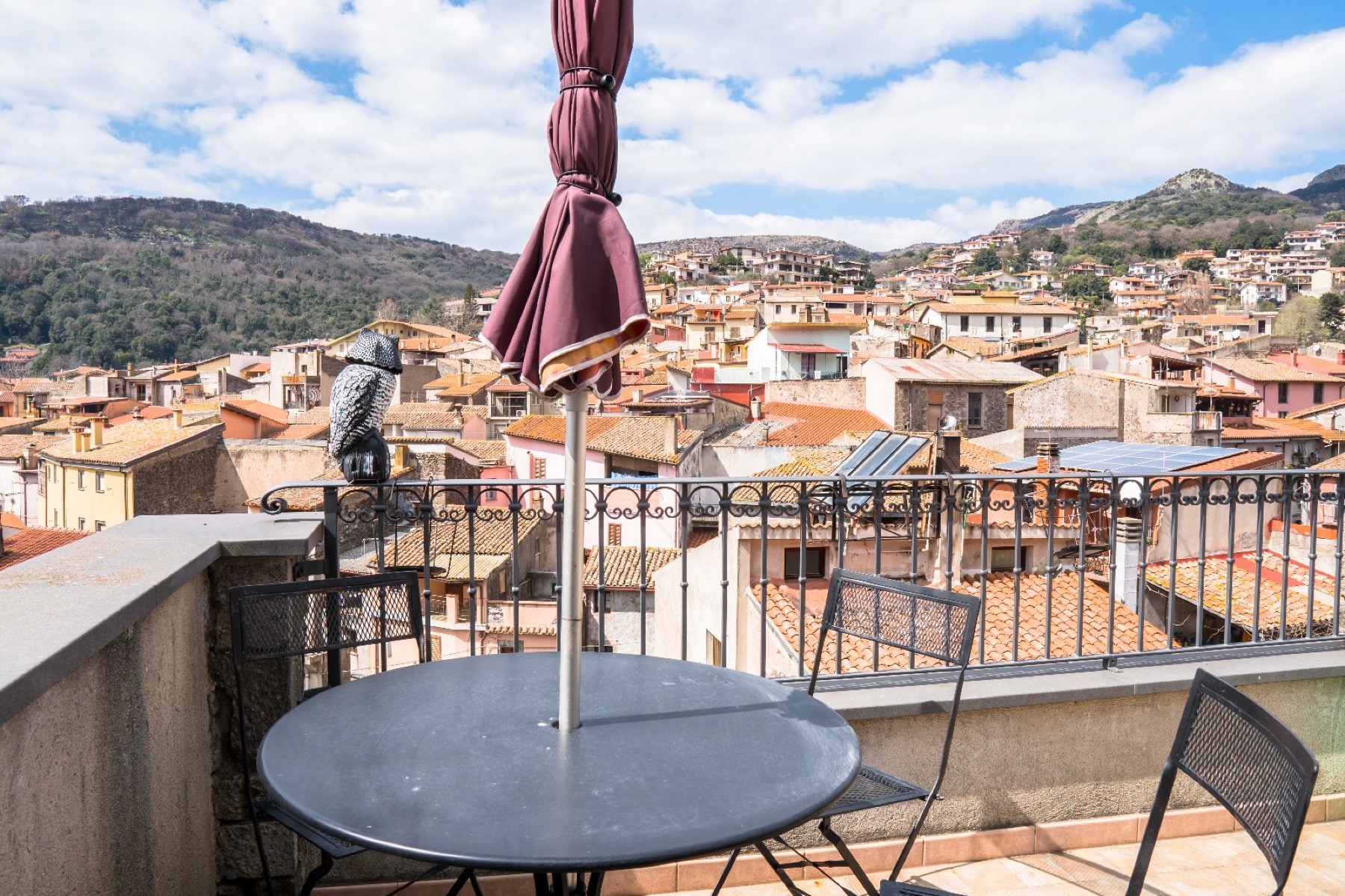 Terrazza della Suite Cucumiao con vista su Santu Lussurgiu