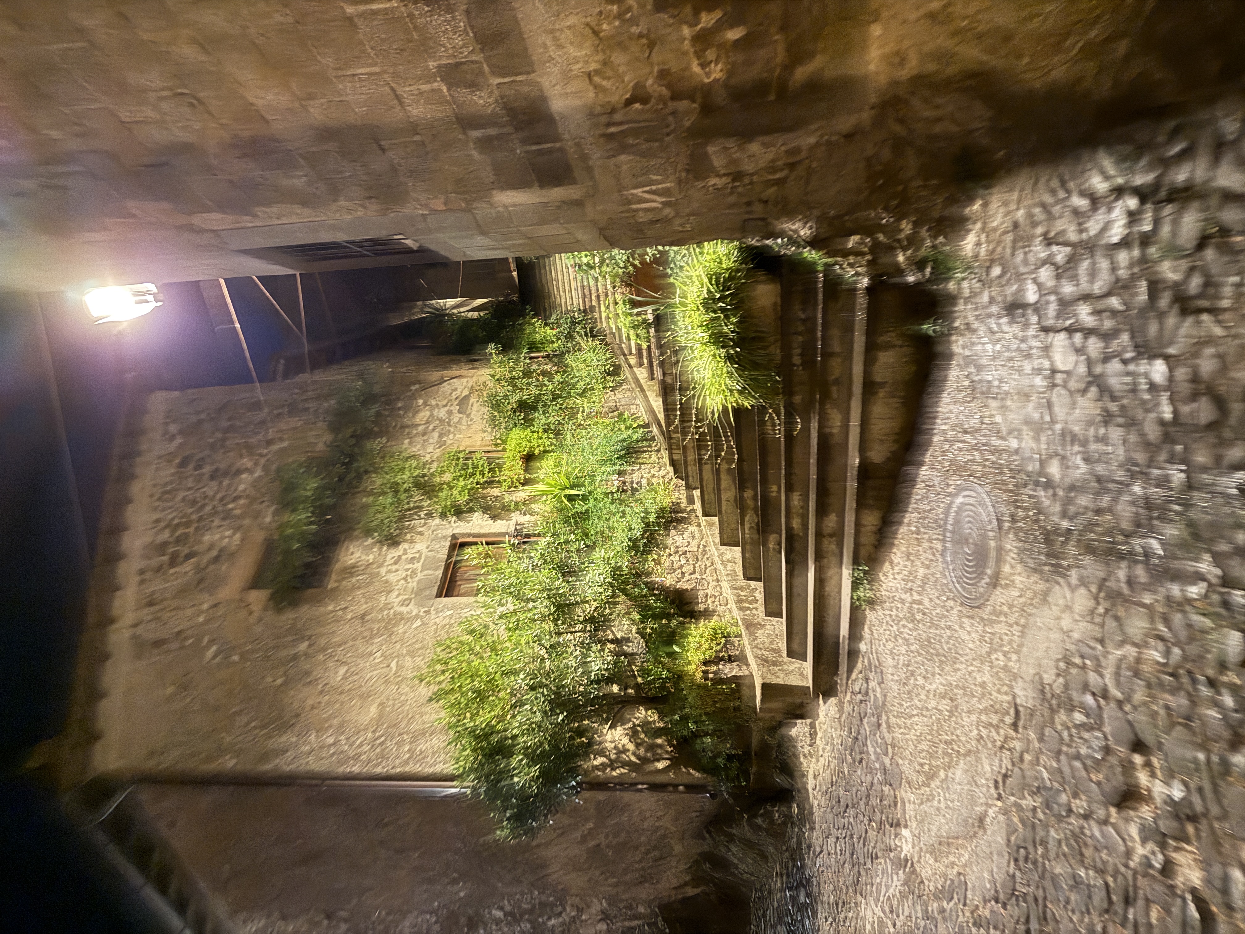 Scalinata in pietra illuminata di sera nel centro storico